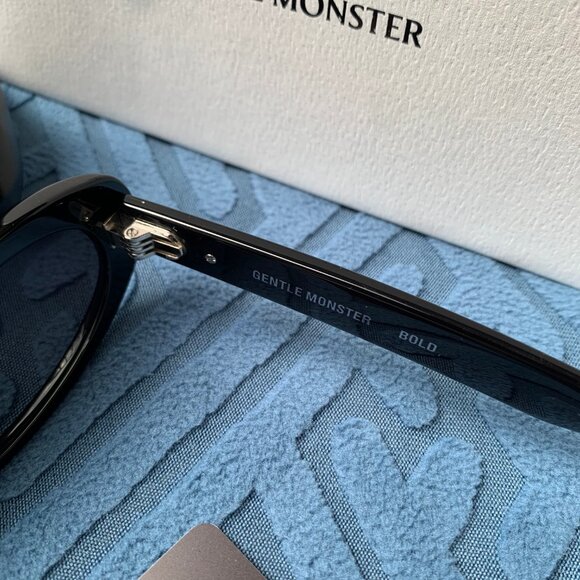 Gentle Monster Bandoneon.S Black Oval Sunglasses with Full Set main image 6